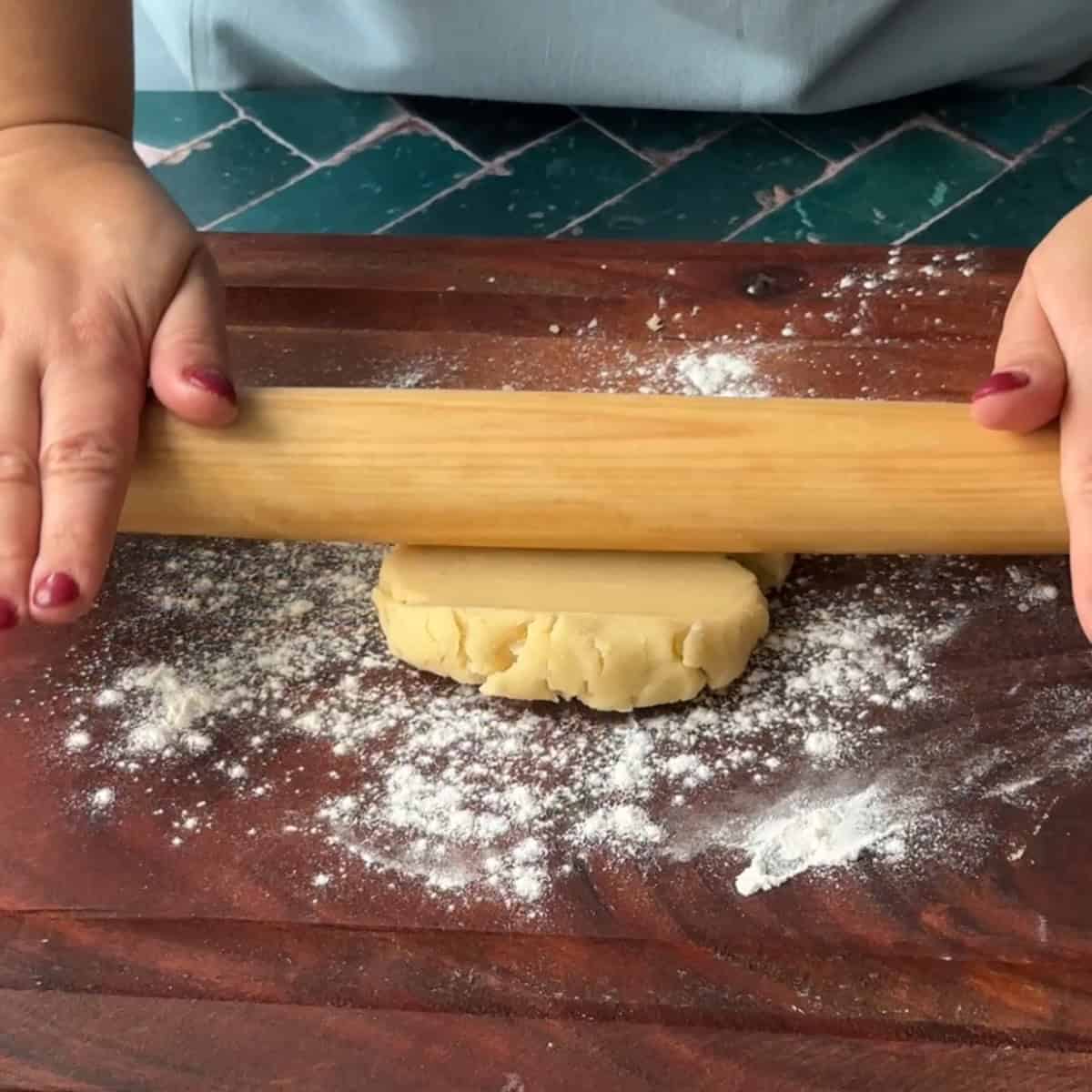 How to Make Elmali Kurabiye roll each piece of Turkish apple cookie dough into a circle