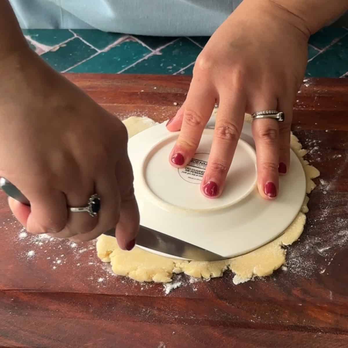 How to Make Elmali Kurabiye use a plate to cut around to get a clean circle shape for the cookie dough
