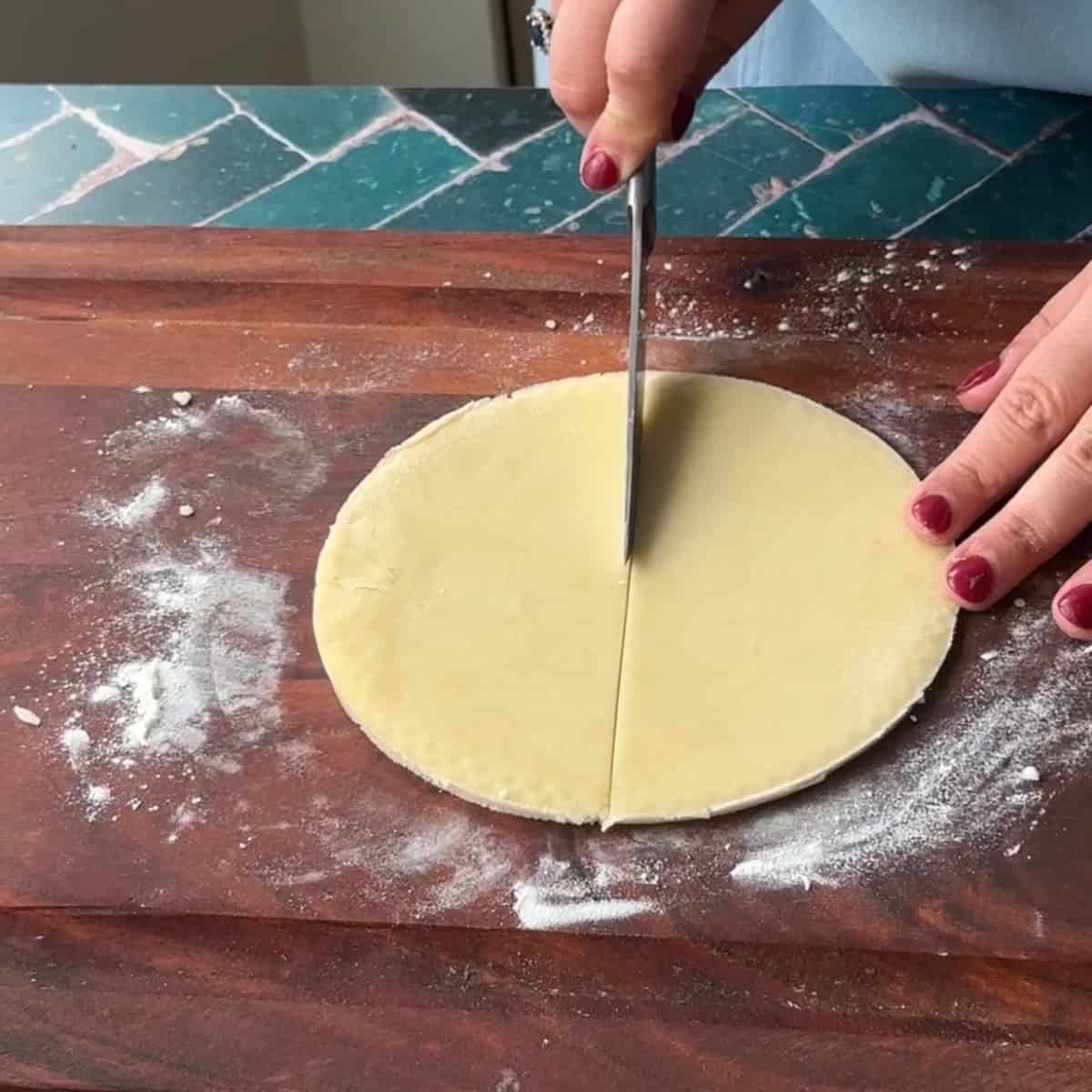 How to Make Elmali Kurabiye slice each circle into triangular shapes