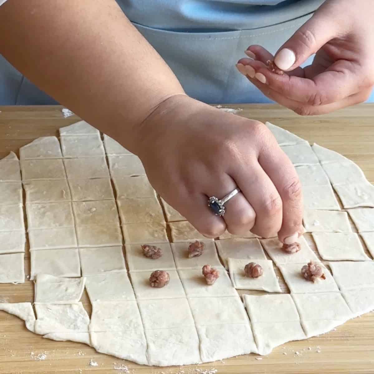 How to Fill Manti Small dollops of beef filling placed in the center of each dough