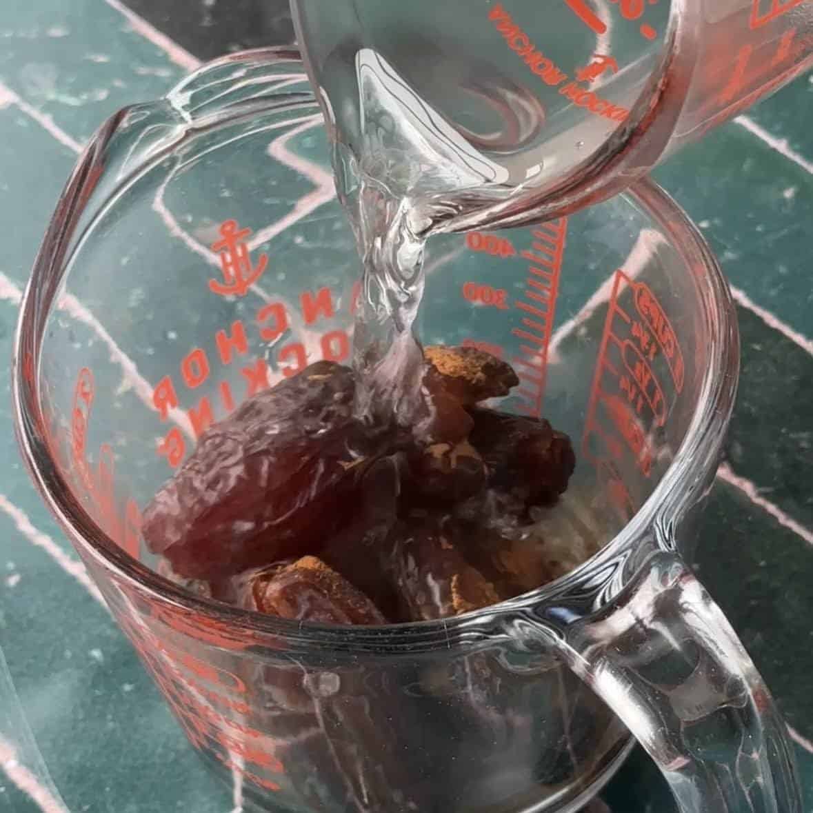 Mix dates with cinnamon and water