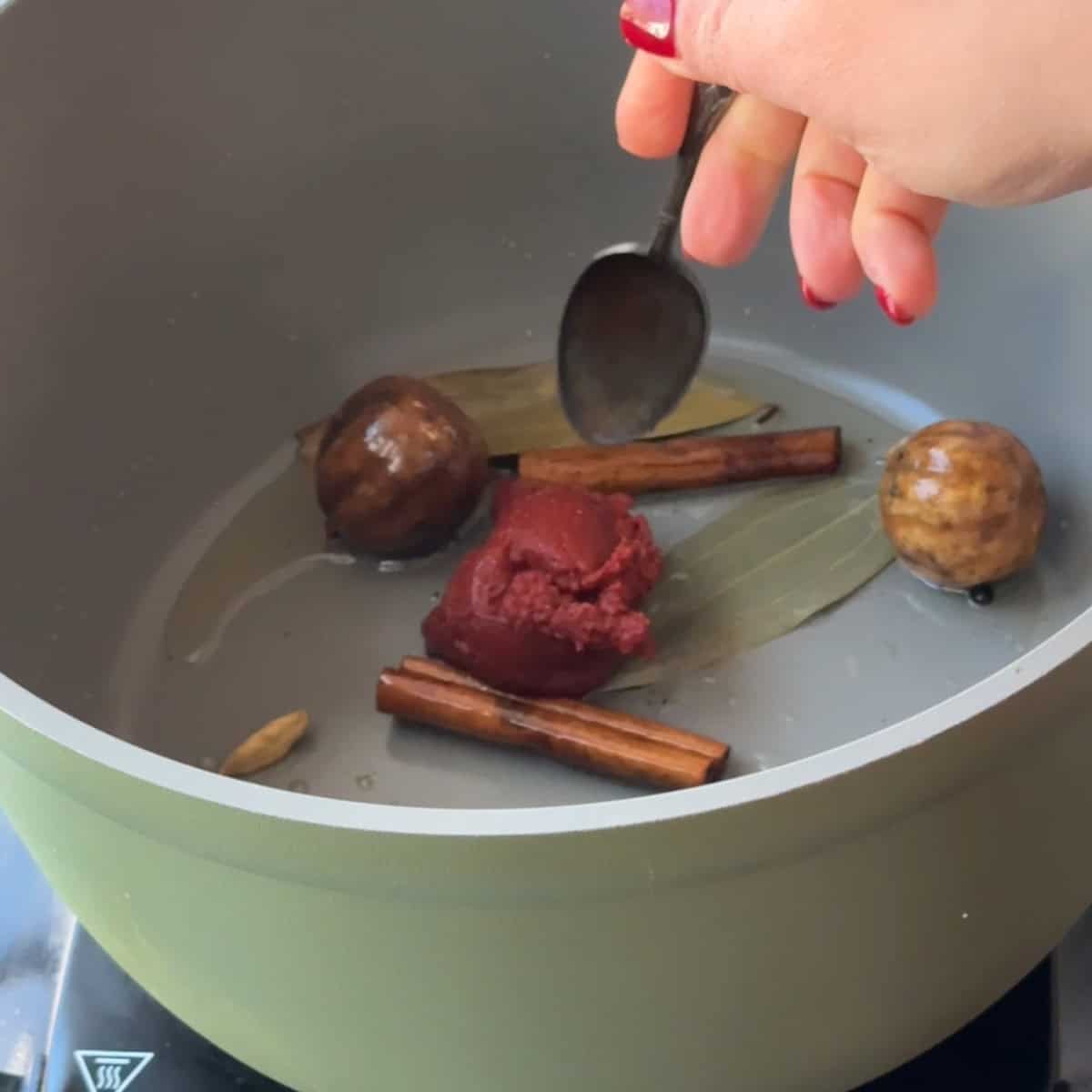 How to make machboos add aromatics and spices and sauté along with tomato sauce