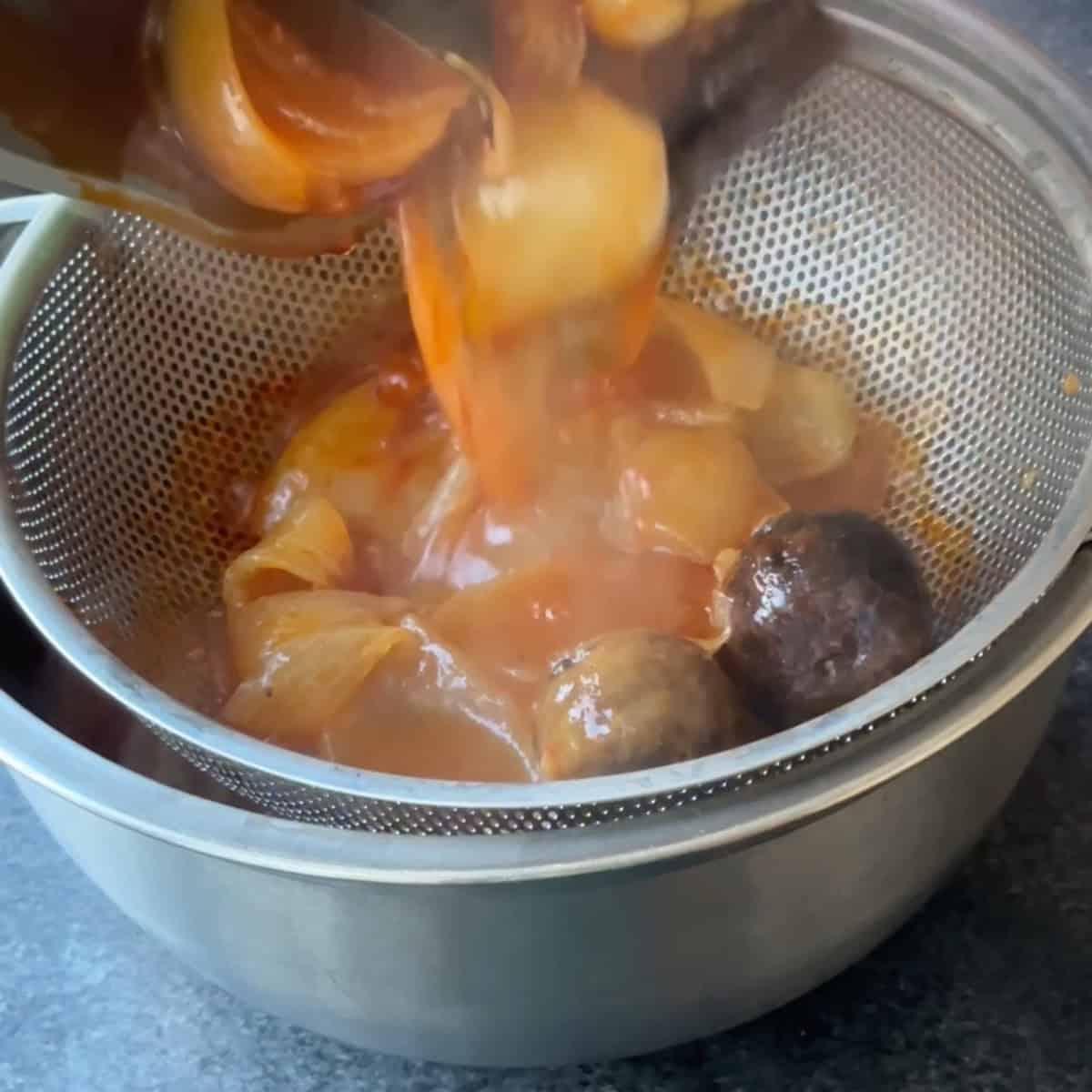 How to make machboos strain broth through colander into a bowl