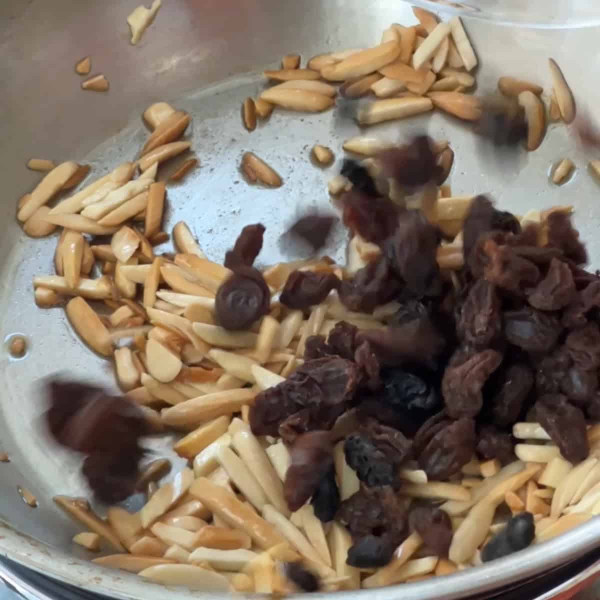 How to make machboos or kabsa add the raisins