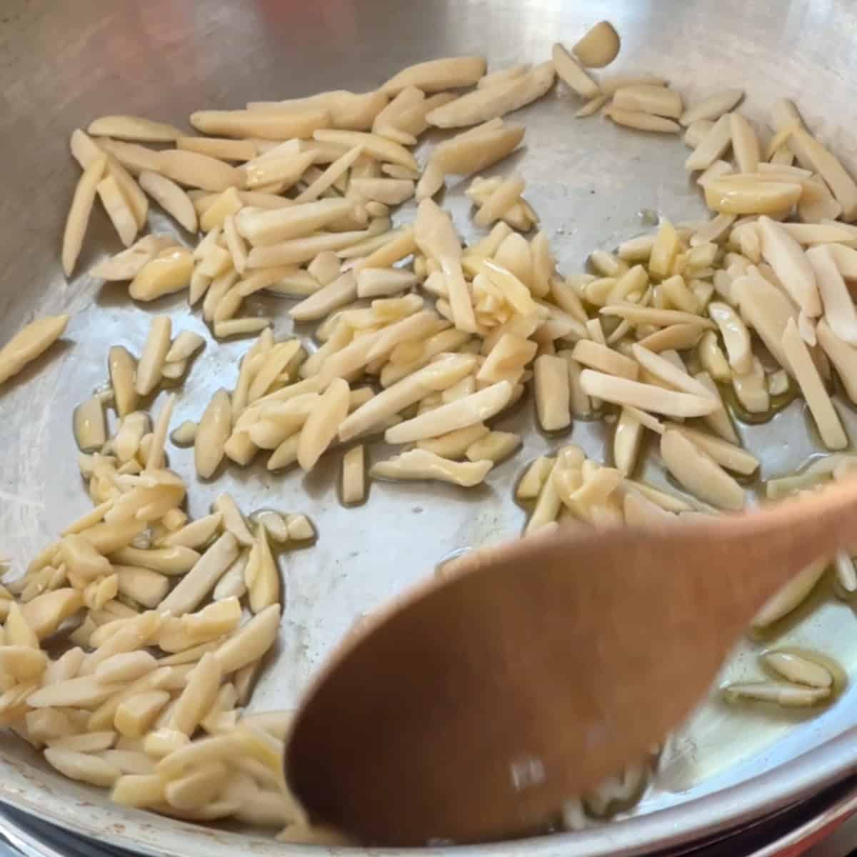How to make machboos or kabsa saute slivered almonds