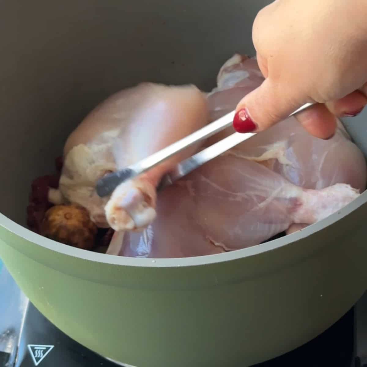 How to make machboos lay all your chicken over the spice mixture
