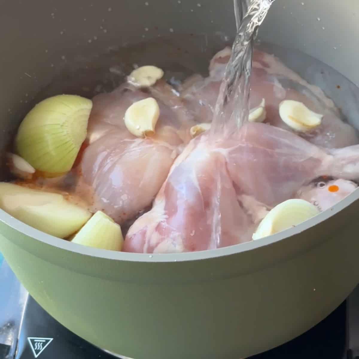 How to make machboos add the onions and garlic and water for your machboos broth