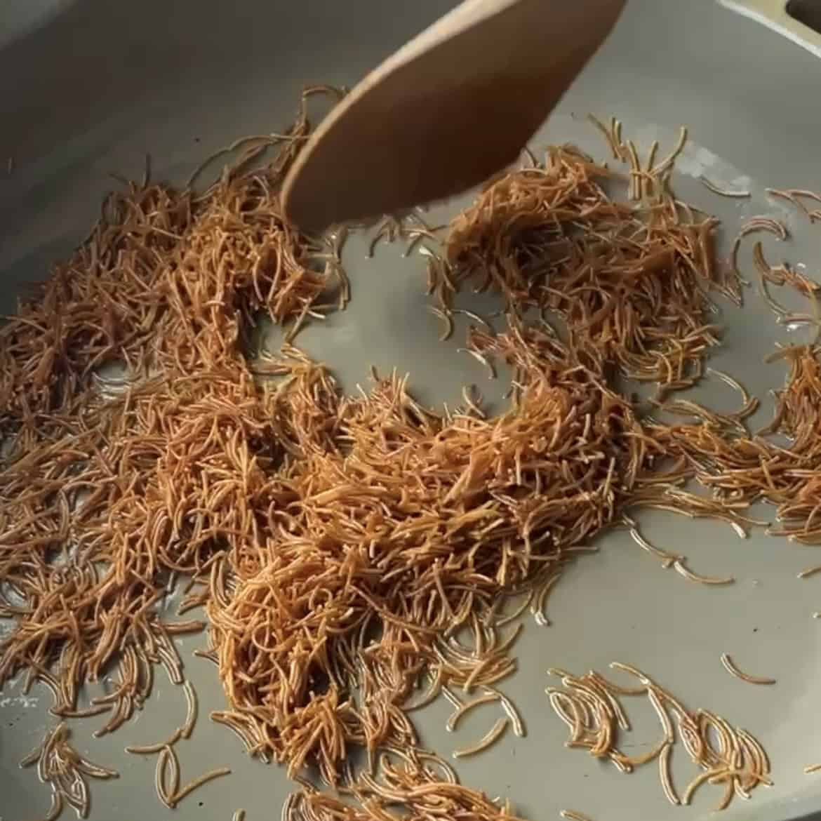 Toasted vermicelli that turns deep brown. 