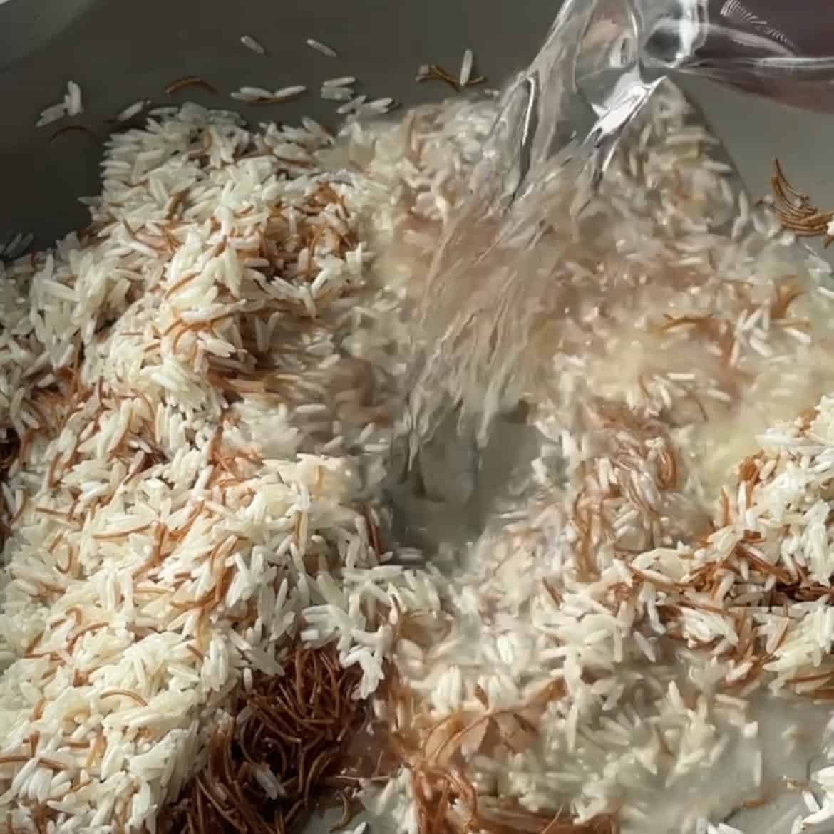 Add water to the rice and vermicelli