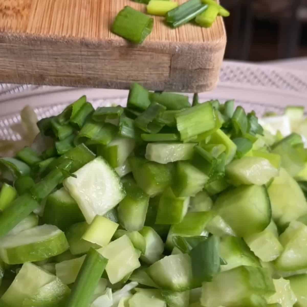 Chop the green onions and cucumber.