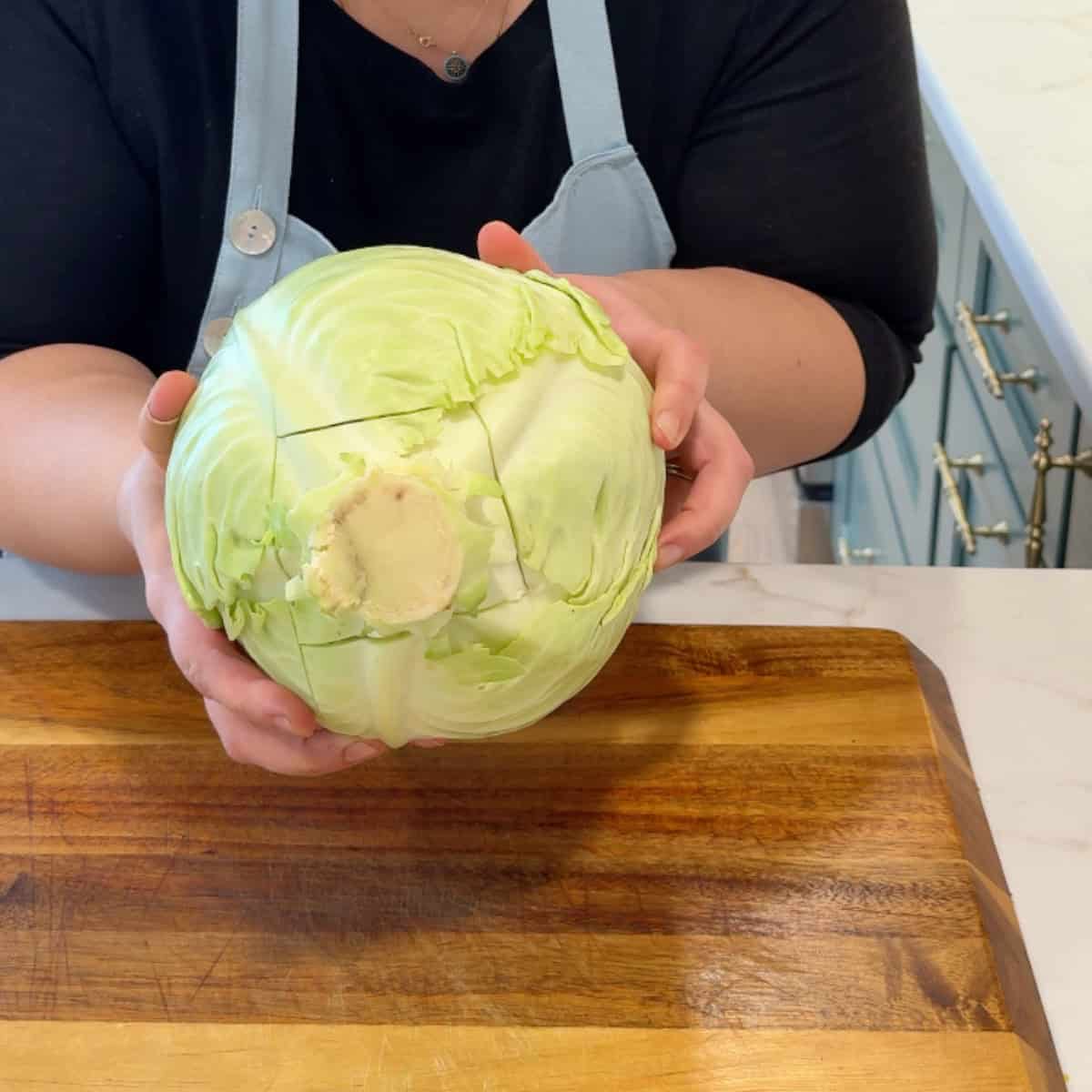Cut the bottom of the cabbage and remove it. 