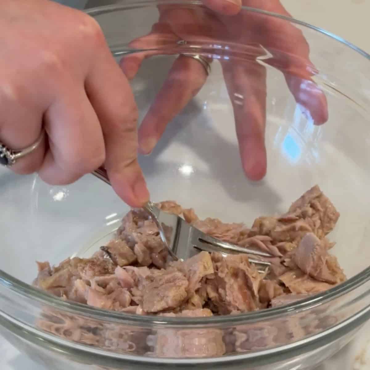 Break the tuna with a fork. 