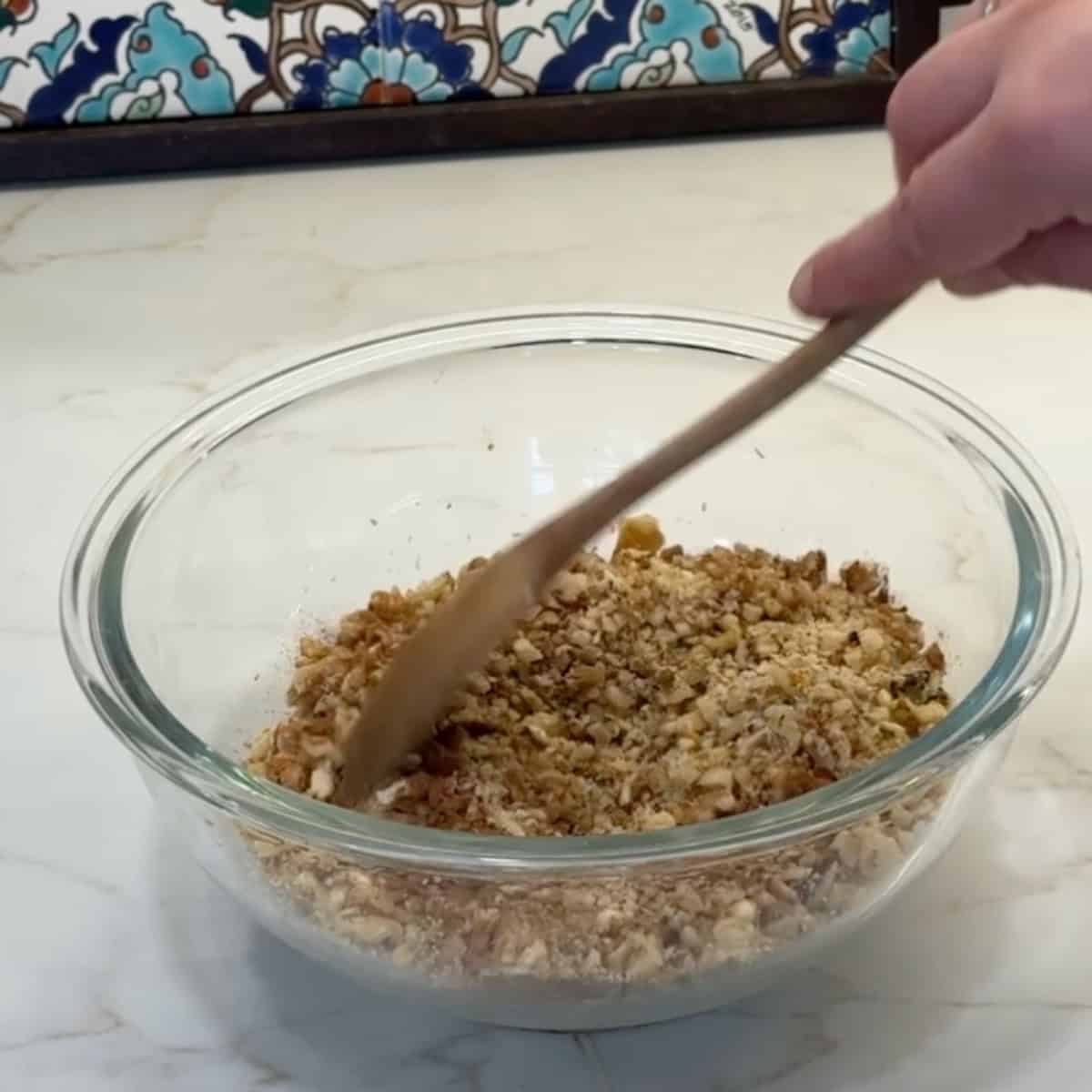 Mix the walnuts with the cinnamon. 