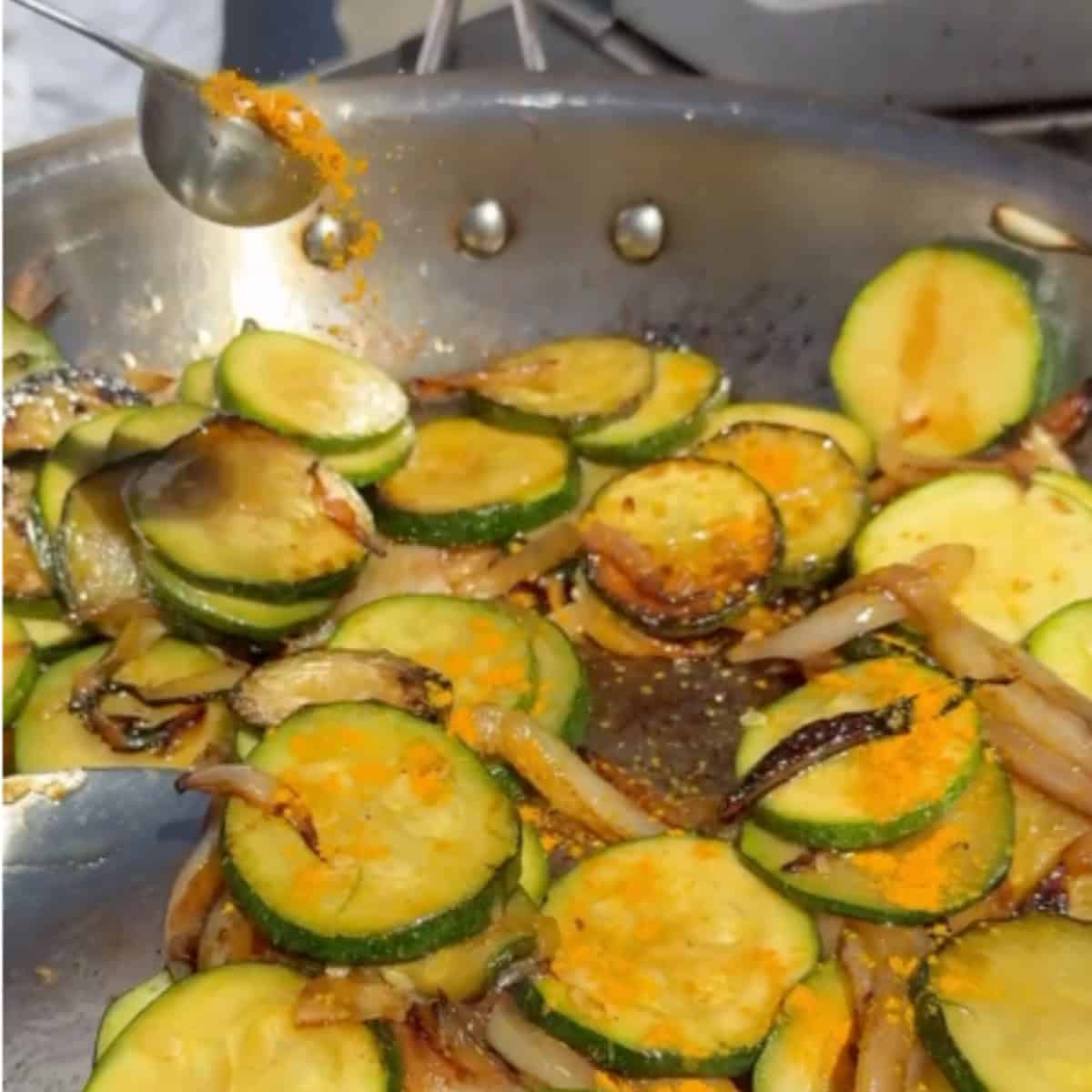 Add turmeric to the zucchini.