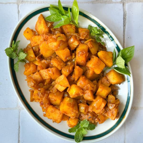 do piazeh aloo on a platter.