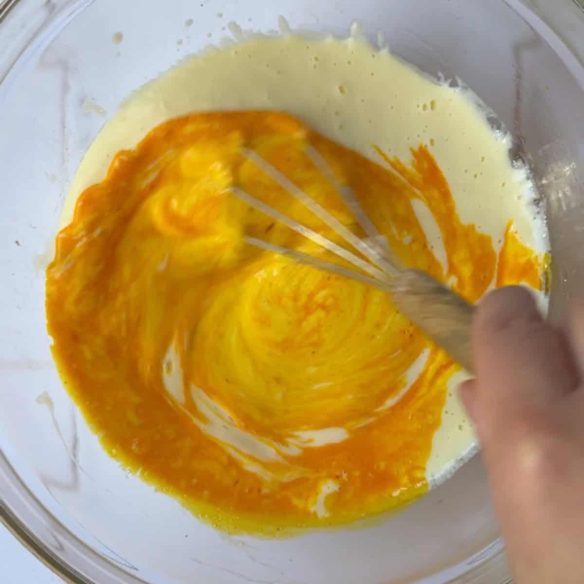 Mix the yogurt, eggs and saffron.